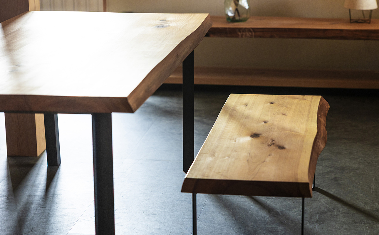 徳川御三家紀州藩の伝統を受け継ぐ三重県 尾鷲（オワセ）ヒノキ使用 BROOK 一枚板ベンチ 長さ1,200×奥行350×高さ約420mm　【家具 インテリア ベンチ 一枚板 木製 伊勢 おすすめ ブラ