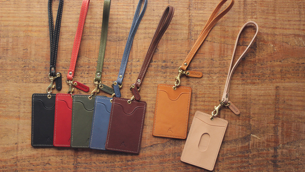 【minca】栃木レザーのストラップ付タテ型パスケース 定期入れ 職人の手仕事 パスホルダー01+ストラップS/レッド　706