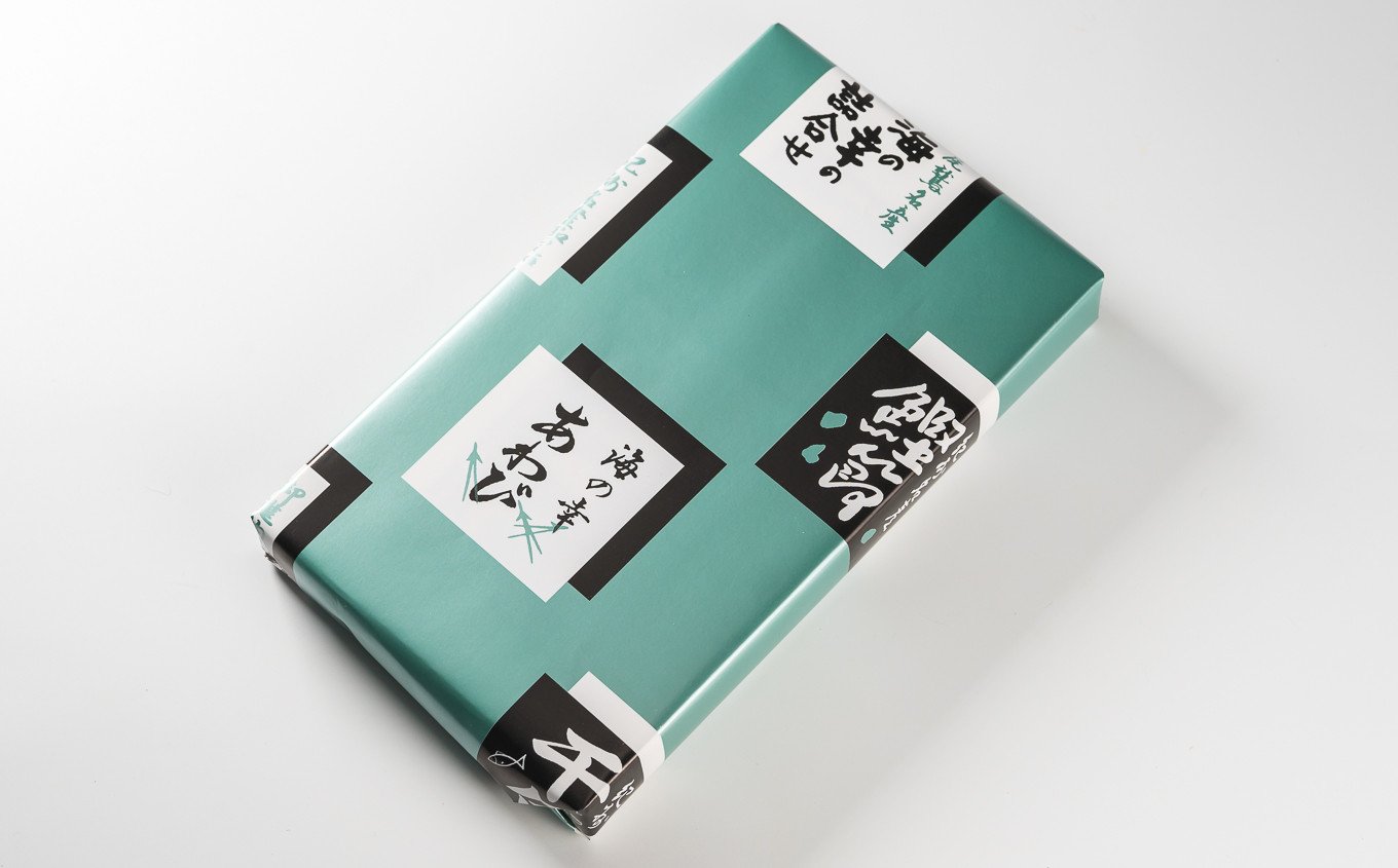 大瀬勇商店オリジナルの包装紙でお包みします。