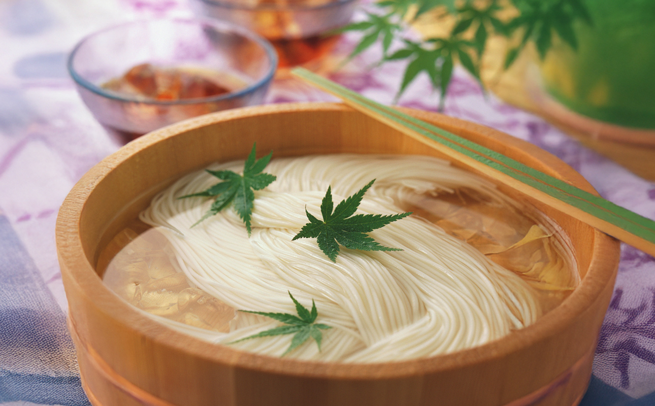 四日市認定地場特産品【泗水十貨店（しすいじっかてん）】九鬼太白純正胡麻油使用　手延べそうめん（５束）手提げ袋付き