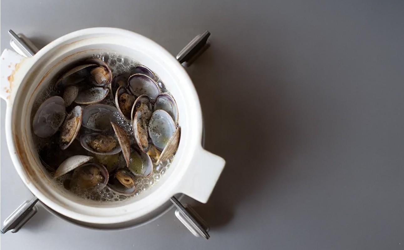 【萬古焼（ばんこやき）】円形デザインがスタイリッシュな一人用サイズの西洋土鍋 4th-market  コッタ ロンドキャセロール(S) 白1個【鍋、土鍋、煮物、スープ、万能、おしゃれ、かわいい、結婚祝