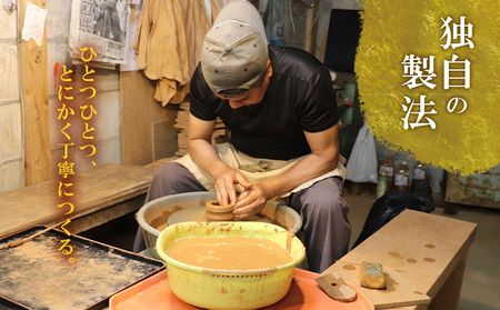 漆黒の中に星雲のような輝き ガローシ釉 シーサー付フリーカップ（大） SDGs やちむん 焼き物 陶器 やちむん土炎房 釉薬 上薬 軽石 漂着 鉱物 窯出し 一点もの 奥深い 味わい 大地 宇宙 土 