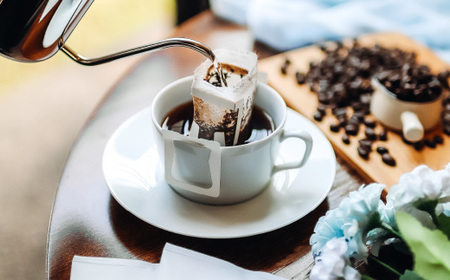 カフェインレスコーヒー ドリップバッグ ６個＆焼き菓子 ３袋×２種類 （さつまいもとホワイトチョコのサブレ・チーズと胡椒のバトンフロマージュ） ＜詰め合わせ＞ ～ カフェ・アダチ 自家焙煎 珈琲 ドリ