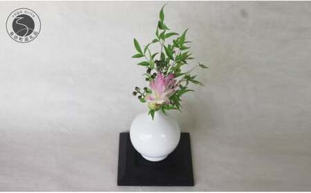 ろくろの現代の名工 矢鋪與左衛門作 白磁 花びら口小壺 有田焼 伝統工芸 花器 壺 eo007