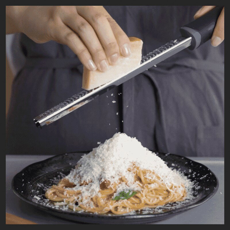 【ふるさと納税】 おろし器 おろし金 グレーター〈 アットライズ 〉ステンレス チーズ グレーター 掃除ブラシ付き 保護カバー付き チーズおろし器 チーズおろし チーズ削り しょうが にんにく レモン チョコレート 奈良県 奈良市