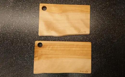 樺の小さなカッティングボード無垢材バターナイフ（右利き用）のセット（スクエアタイプ耳付き・大）　75P7312【山仁物産 】