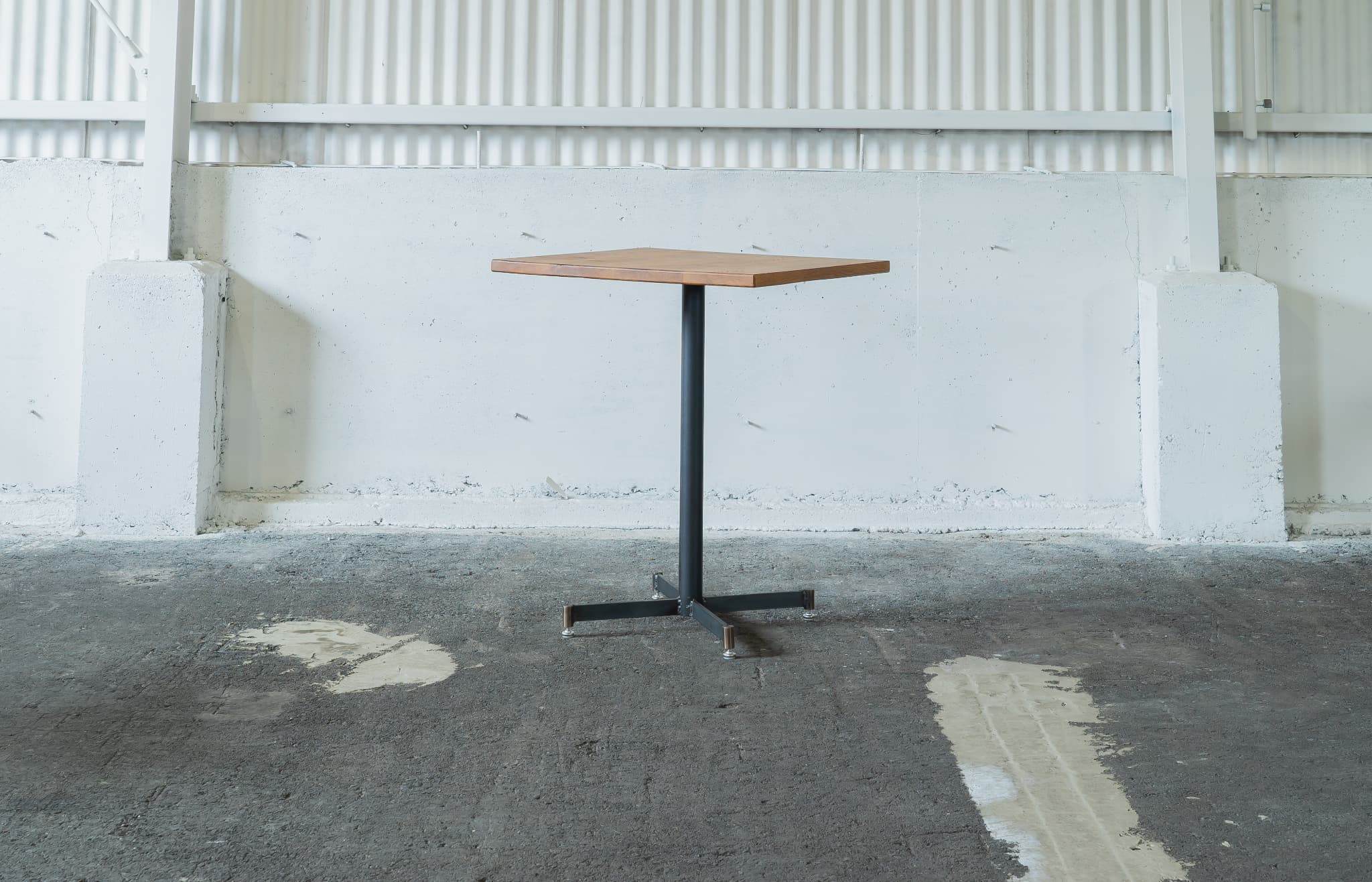 【ふるさと納税】カフェテーブル 60cm×60cm SK CAFE TABLE テーブル 机 カフェ 家具 アイアン スチール アンティーク レトロ インテリア モダン シンプル スタイリッシュ 鉄製 SIKAKU 岐阜県 大垣市