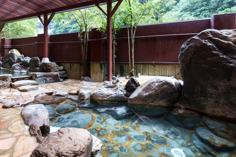 【肥後の湯】大きな湯船からあふれる湯を十分に味わって頂けます。川のせせらぎを聞きながら、のんびりできる露天風呂は格別です。