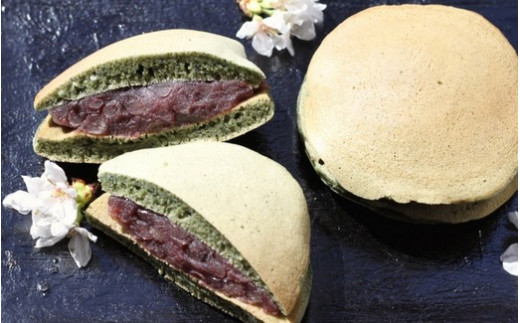 小倉あんを挟んだどら焼きです。生地は蓬（よもぎ）の白玉粉を使っています。