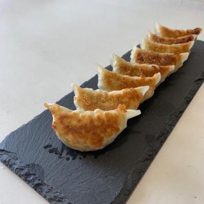 ふるさと納税 福岡市 博多豚足コラーゲン入り餃子(プレーン3パック(30個)、チーズ&バジル3パック(30個)) VA02 |  | 01