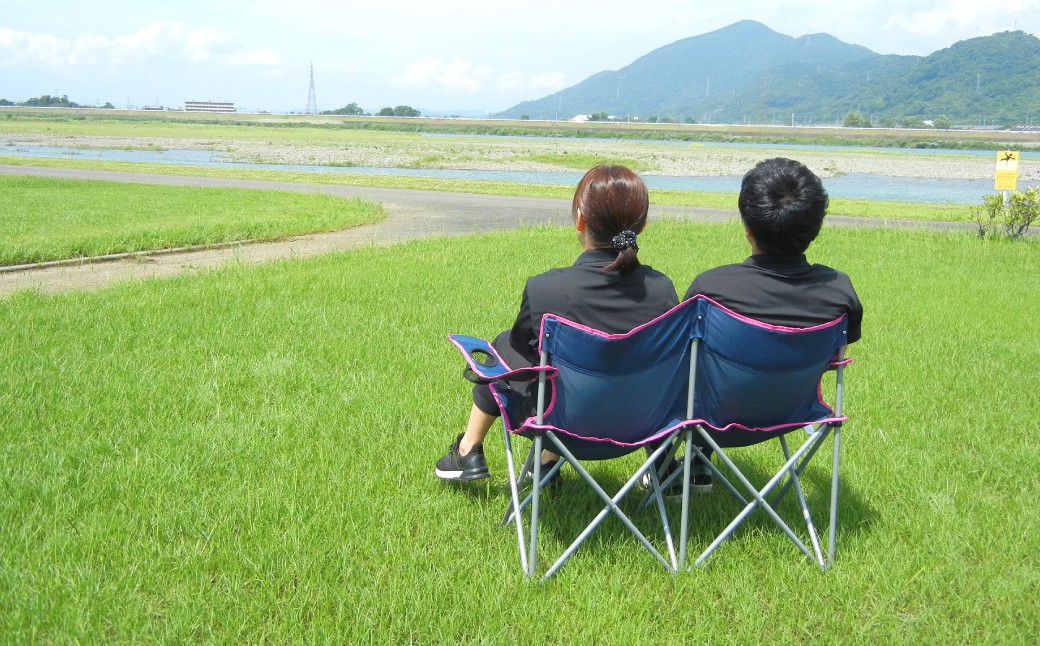 会場周辺のホテル付、特別なカップル席。大切な人と目の前に広がる花火をご堪能ください。
