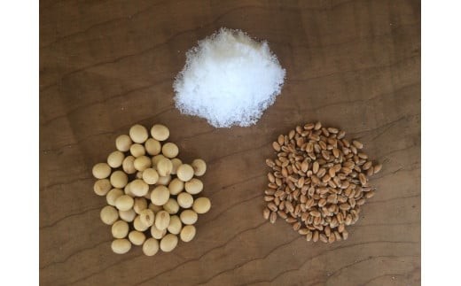 国産有機醤油は、契約農家さんによって丹精込めて有機栽培された大豆と小麦、赤穂の海水塩のみでとてもシンプル。