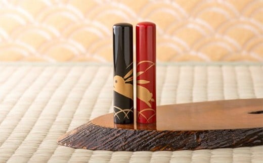 彫り士と蒔絵士の技術の融合『蒔絵印鑑12mm（うさぎ・さくら）』 黒色 うさぎ [I-02501a]