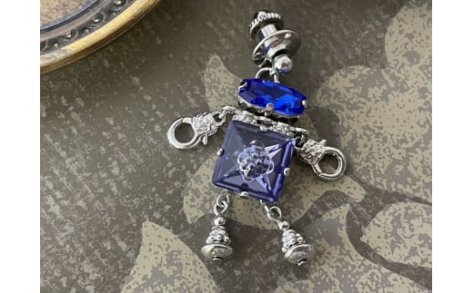 
                  [スワロフスキー] 可愛いロボットのピンブローチ (タンザナイト《青紫》)｜ジュエリー アクセサリー ブローチ ピンブローチ スワロフスキー ロボット ロボットアクセサリー プレゼント 贈答品 [3256]
                