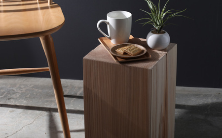 【削り出しの京若狭杉が癒やす】杉のサイドテーブル 最高級「芯去り」仕様