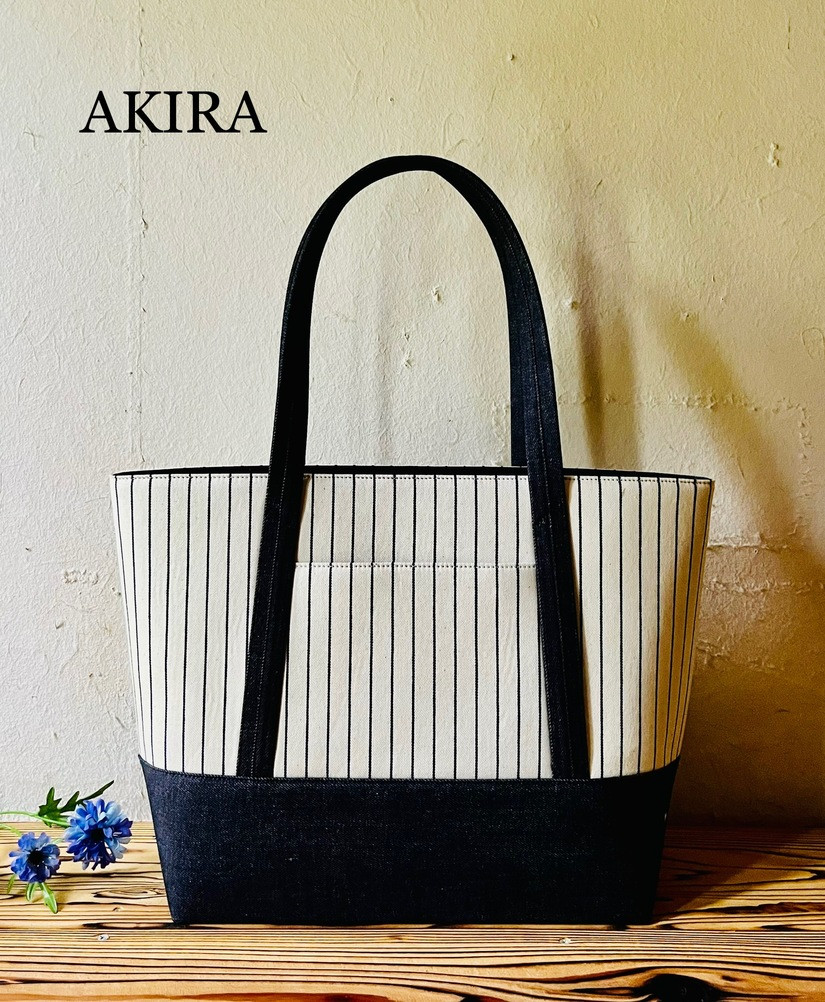 
            【AKIRAオリジナル】【マツコの知らない世界 で紹介されました！】 中型レディストートバッグ ショルダータイプ ストライプ×濃紺デニム【2025年7月以降順次発送】 軽量 軽い 日本製 キャンバス 帆布 横型 肩掛け 通勤 通学 大容量 上質 カジュアル オシャレ レディース カバン 鞄 バック
          
