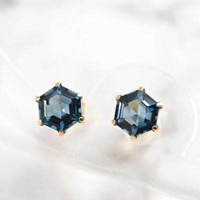 ふるさと納税 山梨県 【山梨県】【ジュエリー】K18 London blue topaz Hexa/ロンドンブルートパーズ |  | 01