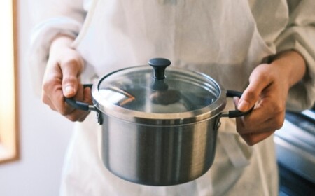 貝印 料理研究家 脇雅世監修 o.e.c ミニマ　両手深型鍋 15cm ガラス蓋付 2点セット 000DY5208 OEC オーイーシー IH ガスコンロ オーブン 対応 関市 キッチンツール 料理 