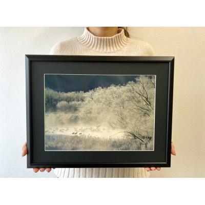 ふるさと納税 鶴居村 北海道鶴居村 写真 額付き 農場カメラマン 鶴居村ふるさと写真シリーズ【夜明けの川とタンチョウ】 |  | 01