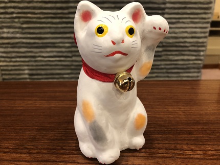 【鴻巣の赤物】招き猫（白） 縁起物 ギフト 置物 インテリア 商売繁盛 金運 風水 開運招福 開業祝い 居酒屋 カフェ レストラン 美容室 まねきねこ コンパクト おしゃれ かわいい 玄関 猫好き 送