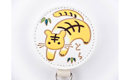 文庫屋大関 干支キーホルダー 寅 ドアに冷蔵庫にペタリ 干支 キーホルダー マグネット入り 磁石入り 革製品 革小物 革製 日用品 雑貨 小物雑貨 マグネット 磁石 工芸品 民芸品 伝統工芸品 東京 