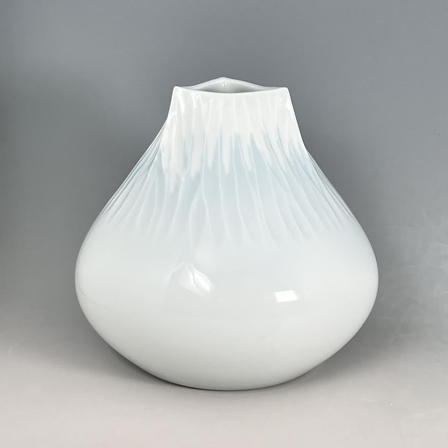 
            現代の名工 奥川俊右ェ門作 青白磁富士山形花瓶 有田焼 A1100-9
          