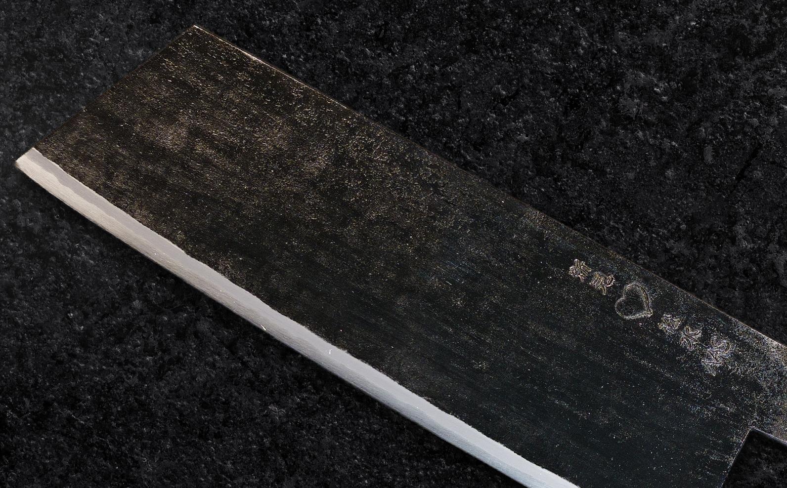 熟練の手打ち鍛造による仕上げで圧倒的な切れ味を実現。食材への入りが滑らかで断面も美しく整う高品質な一本です。