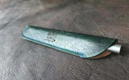 鹿革の一本差しペンケース【深緑】（ブランドロゴ入り）【R00508】
