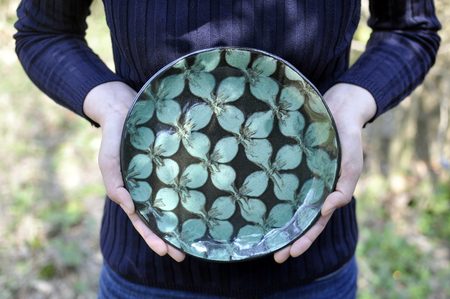 ＜スリップウェアの平皿 2枚 花柄、色おまかせ＞ 国産 日本製 陶芸品 工芸品 陶器 食器 お皿 うつわ ケーキ皿 取り皿 食パン 電子レンジ可能 日用品 ギフト 贈り物 プレゼント 父の日 母の日 おしゃれ 【MI548-kr】【生楽陶苑】