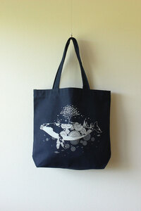 かめいち堂 トートバッグ縦長 ネイビー 帆布 生地 ポケット付き クジラ 帆布生地 トートバッグ カバン 鞄 紺 紺色 シンプル 通学用 動物 生き物 鯨 雑貨 ファッション おしゃれ かわいい ギフ