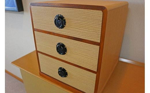 桐三段小引出 柾目・特上品 1個 幅約30.5cm×奥行35cm×高さ35cm 桐たんす職人手作り A4書類収納 桐製 木製収納 三段引き出し 小物収納 書類整理 うずくり砥粉仕上げ 桑縁仕上げ 真ちゅう取っ手 和室 寝室 リビング 伝統工芸 木工品 家具 埼玉県白岡市 横川たんす店