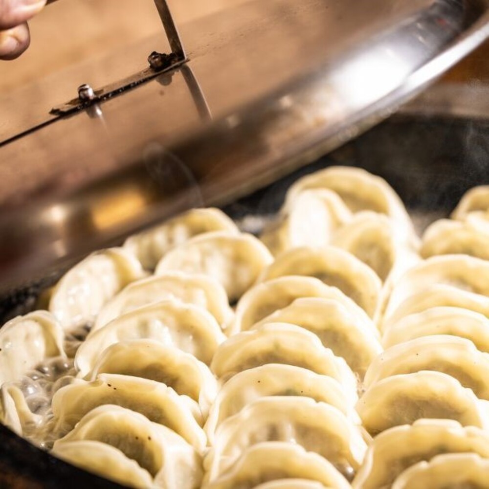 ミシュラン掲載の餃子専門店「新味覚」特製冷凍生餃子 2箱セット　上質な小麦でつくる皮の絶妙の薄さ、食材の産地と鮮度にこだわった餡。その人気には理由がある。_イメージ3