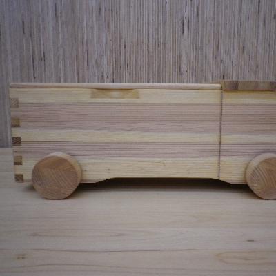 ふるさと納税 熊野市 初節句のお祝いにぴったり♪知育玩具【熊野杉のトラック型の積み木58P】 |  | 01