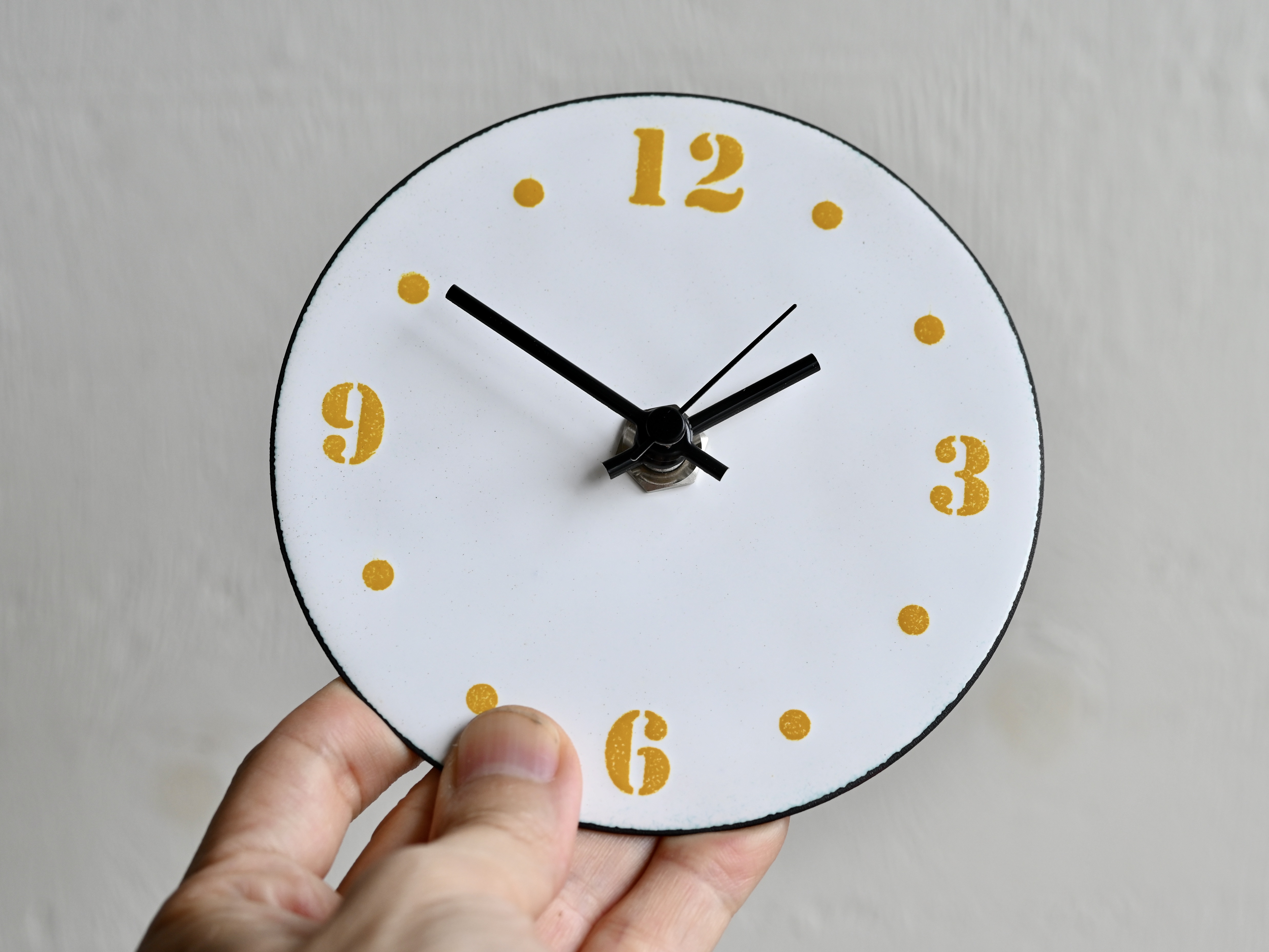 Kenichi Kondo　七宝じかん 七宝文字盤S（壁掛け時計セット）／白地に黄色文字