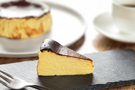 バスクチーズケーキ　厳選素材　京丹波のオーガニックスイーツ工房「菓歩菓歩」手作り（5～6人分　直径12cm　240g）　[017NA001]