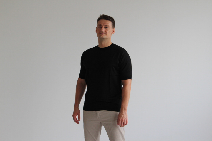 究極の贅沢シルク100%洗えるメンズ半袖Vガゼットクルーネックニットウェア ブラックLサイズ メンズ 新潟県 五泉市 有限会社アスリート