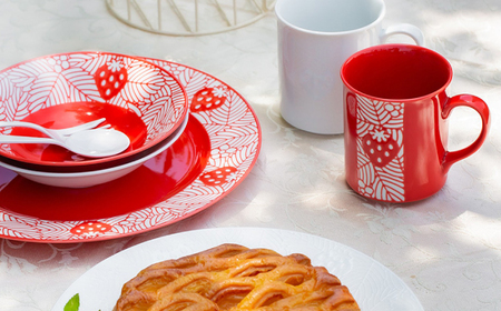 【波佐見焼】苺ミルク マグカップ 〈白〉 2点セット【西海陶器】[OA474]