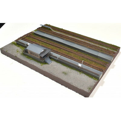 【ふるさと納税】Nゲージ用 鉄道模型用ジオラマ展示台 37×26cm 木造駅舎とホームと2線ヤード【1590462】