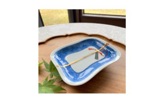 
                  色絵竹杖図唐草彫軍配形銘々皿　有田焼花伝造
                