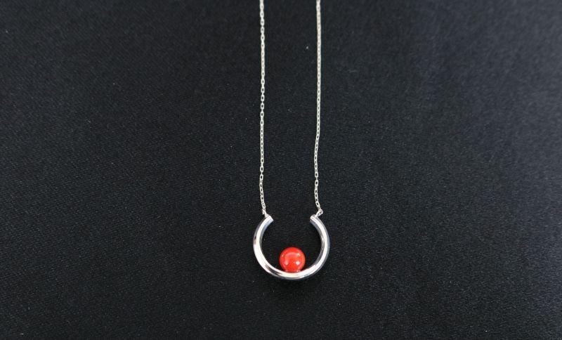 
            赤サンゴ 馬蹄デザイン ペンダント | アクセサリー ジュエリー さんご 珊瑚 赤珊瑚 宝石サンゴ おすすめ 人気 プレゼント 贈答用 お祝い 誕生日 プレゼント クリスマス カジュアル レディース 女性 男性 メンズ シンプル バレンタイン ホワイトデー ふるさと納税プレゼント ふるさと納税アクセサリー 人気アクセサリー おすすめアクセサリー ホワイトゴールド 金 故郷納税 高知県 室戸市
          