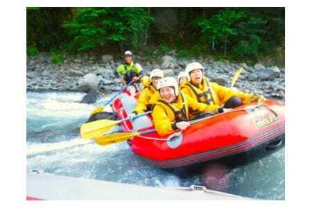 囲炉裏付き古民家に泊まり、ダッキーで川下り体験！（中学生以上向け）