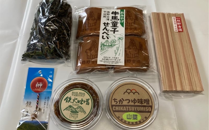 
            中辺路ふるさとセット3000円分 / 田辺市 紀州備長炭 備長炭 炭 山菜みそ 鉄火みそ 番茶 しいたけ 椎茸 シイタケ 割り箸 はし ストラップ キーホルダー セット 特産品 和歌山県 【nts001】
          