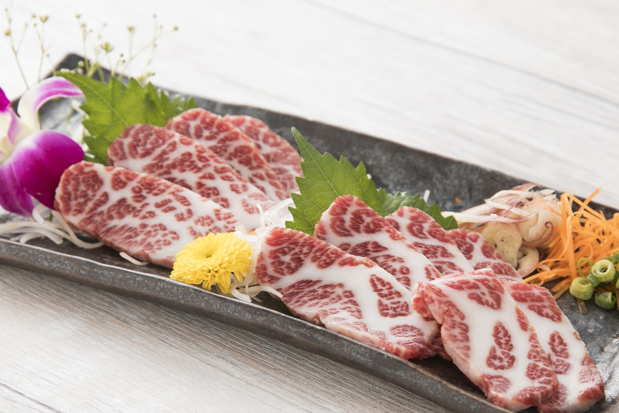 霜降り馬刺しの食べ比べ600ｇ＜大トロ馬刺し・中トロ馬刺し各約300ｇ＞