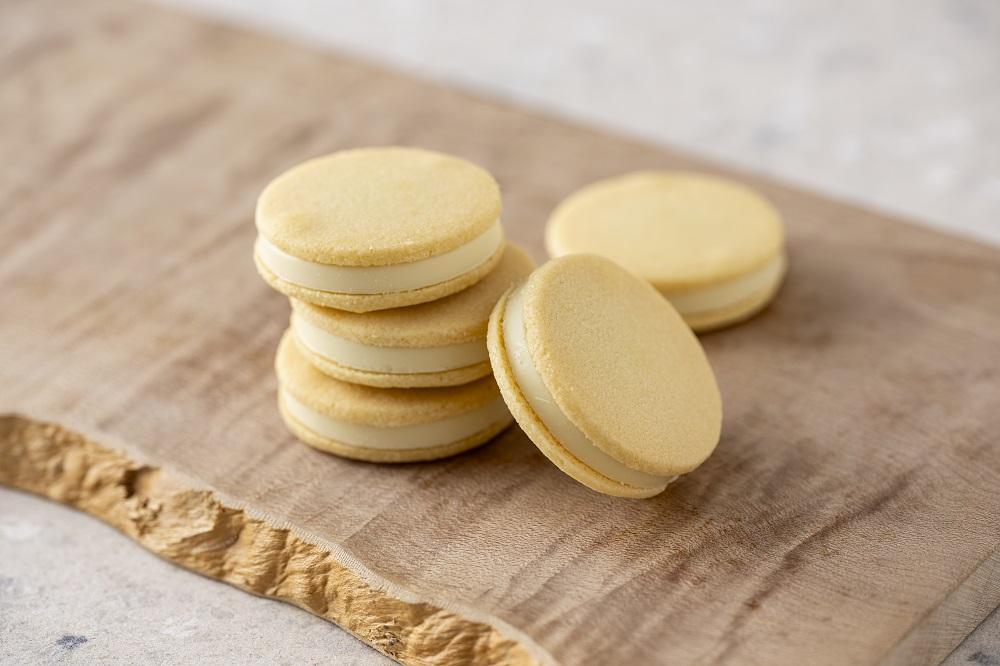《9月末までの限定寄付額》【あら、りんご。】りんごバタークッキー ホワイトチョコ 5個［ りんご スイーツ お菓子 バタークッキー(フィナンシェ) 林檎 人気 おすすめ お取り寄せ ギフト プレゼント 贈答 バター クッキー 青森 ］ 261009_A-UB003