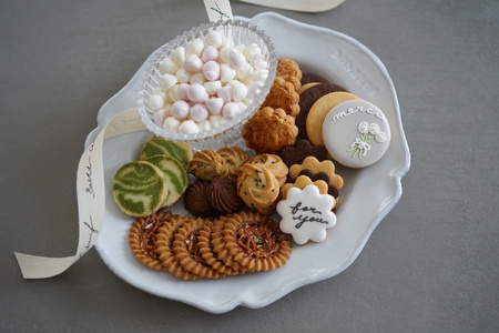 エミーフクッキー缶（デイジー缶M）［クッキー,缶,お菓子,詰合せ］ 焼き菓子 焼菓子 アイシングクッキー 贈り物 プレゼント 内祝い 引菓子