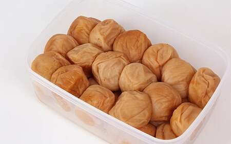 ひらそ農園の完熟南高梅の梅干し　1kg（塩分約13%） 梅干し 国産 南高梅 1キロ 冷蔵便 クール便 ＜004-101＞