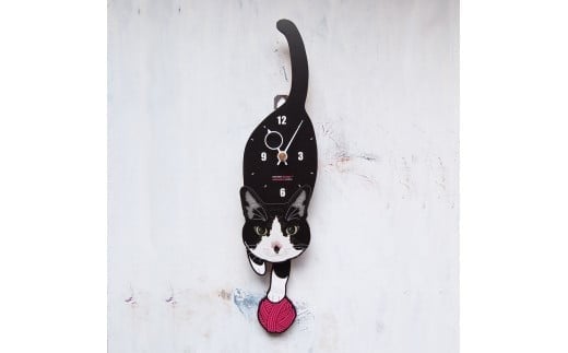 C-47W2 白黒ハチワレ-猫の振り子時計　毛糸玉02.PINK C-CC-047A