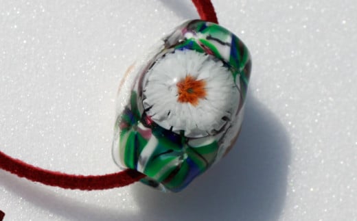 【 南部花とんぼ玉 】 革ひも付き （ 白花 ） ／ とんぼ玉 アクセサリー ネックレス 一つだけ オンリーワン 蜻蛉玉 ガラス細工 一点物 工芸品 和装 小物 プレゼント ギフト 贈り物 誕生日 普段着 和服 かわいい 可愛い おしゃれ ファッション雑貨 キレイ きれい 綺麗 女性 彼女