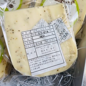 搾りたて自家生産生乳100%使用！ゴーダチーズ（ブラックペッパー）100g×4個セット【北海道十勝 豊頃町】［チーズ工房「幸」】[№5891-0540]