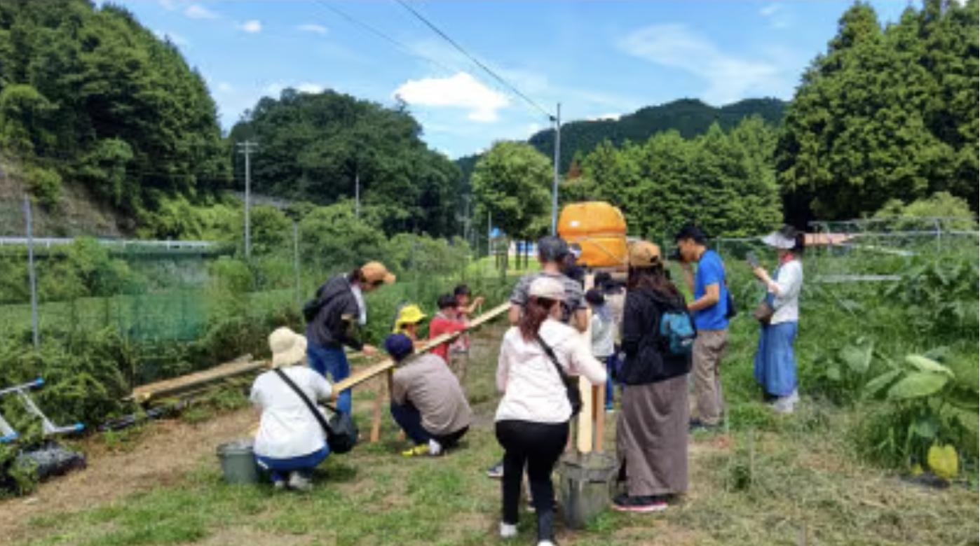 
             竹を切り出してレーンから作る本格流しそうめん体験 （大人２名、小学生１名）
          